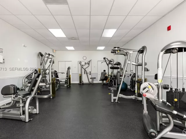 2-bedroom condo for rent in Hollywood - 2401 S Ocean Dr PH-A4 - MondialRealty