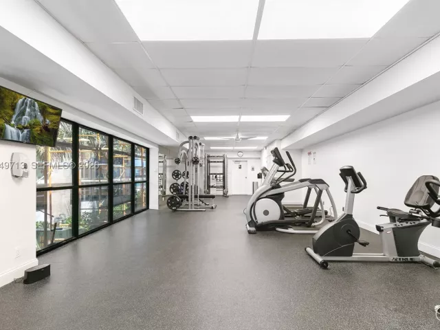 2-bedroom condo for rent in Hollywood - 2401 S Ocean Dr PH-A4 - MondialRealty