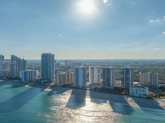 2-bedroom condo for rent in Hollywood - 2401 S Ocean Dr PH-A4 - MondialRealty