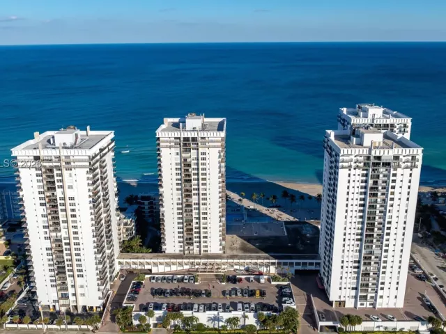 2-bedroom condo for rent in Hollywood - 2401 S Ocean Dr PH-A4 - MondialRealty
