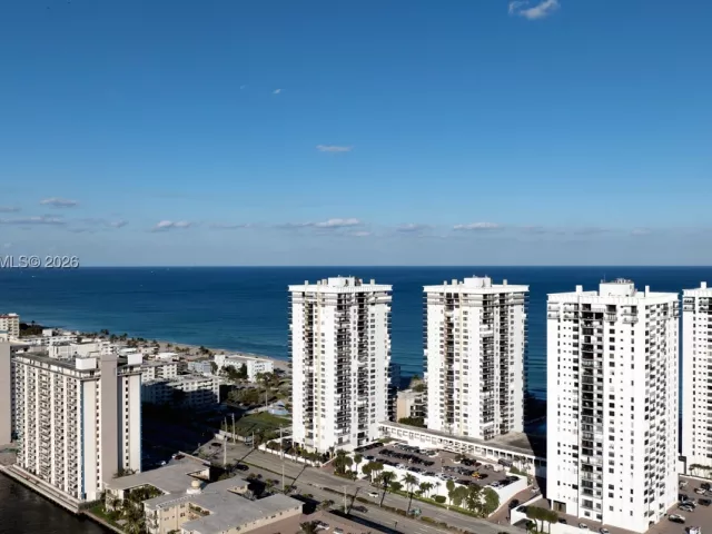 2-bedroom condo for rent in Hollywood - 2401 S Ocean Dr PH-A4 - MondialRealty