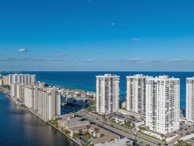 2-bedroom condo for rent in Hollywood - 2401 S Ocean Dr PH-A4 - MondialRealty