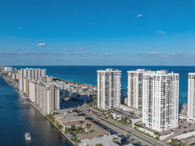 2-bedroom condo for rent in Hollywood - 2401 S Ocean Dr PH-A4 - MondialRealty