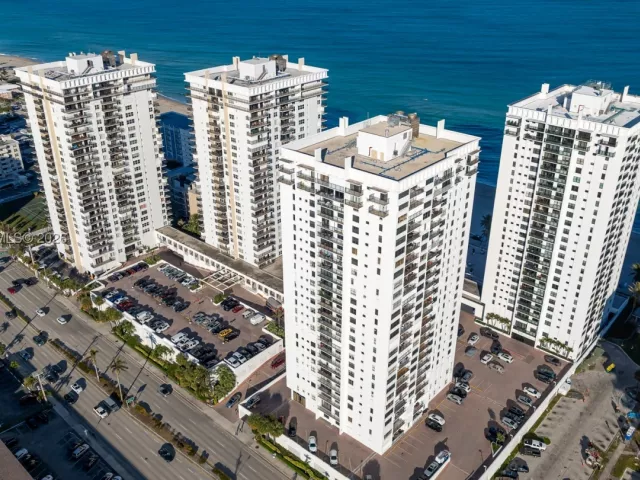 2-bedroom condo for rent in Hollywood - 2401 S Ocean Dr PH-A4 - MondialRealty