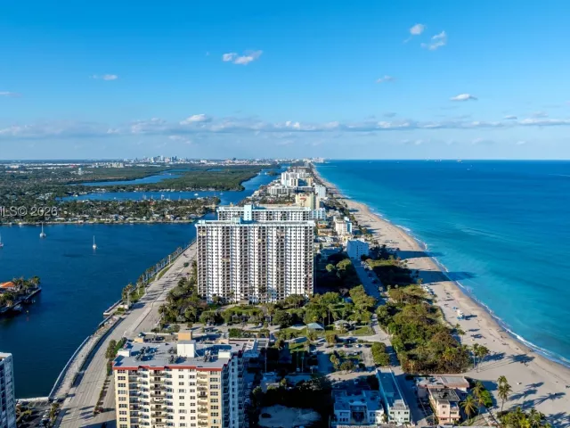 2-bedroom condo for rent in Hollywood - 2401 S Ocean Dr PH-A4 - MondialRealty