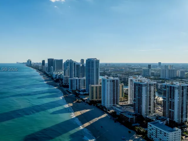 2-bedroom condo for rent in Hollywood - 2401 S Ocean Dr PH-A4 - MondialRealty