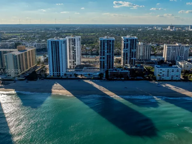 2-bedroom condo for rent in Hollywood - 2401 S Ocean Dr PH-A4 - MondialRealty