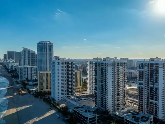 2-bedroom condo for rent in Hollywood - 2401 S Ocean Dr PH-A4 - MondialRealty