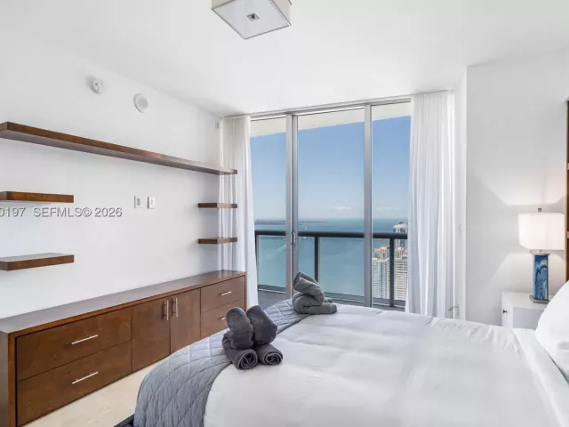 3-bedroom condo for rent in Miami - 495 Brickell 5705 - MondialRealty