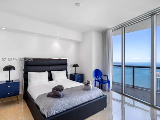 3-bedroom condo for rent in Miami - 495 Brickell 5705 - MondialRealty