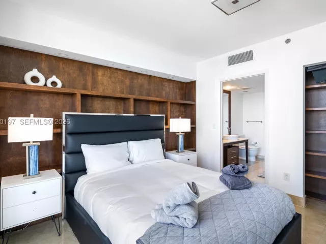 3-bedroom condo for rent in Miami - 495 Brickell 5705 - MondialRealty