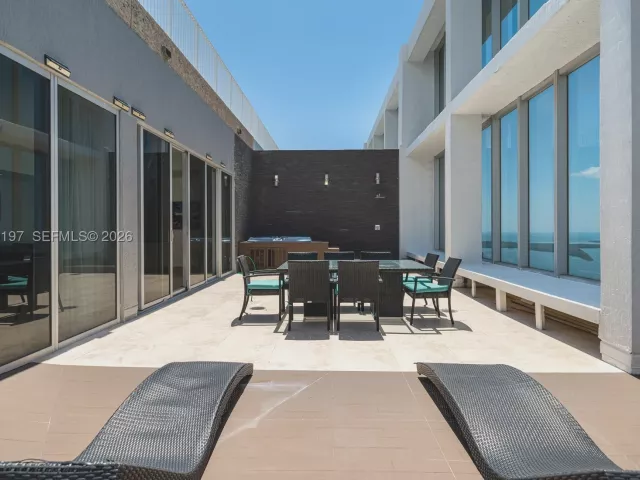 3-bedroom condo for rent in Miami - 495 Brickell 5705 - MondialRealty