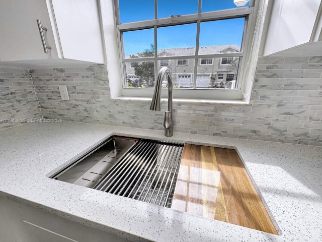 3-bedroom home for sale in Cooper City - 12259 SW 49th Ct - MondialRealty