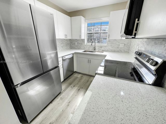 3-bedroom home for sale in Cooper City - 12259 SW 49th Ct - MondialRealty