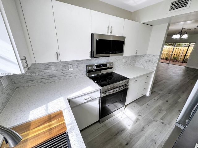 3-bedroom home for sale in Cooper City - 12259 SW 49th Ct - MondialRealty