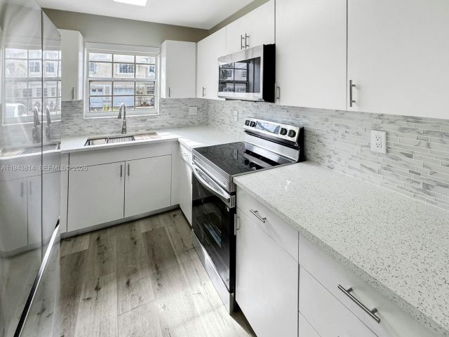 3-bedroom home for sale in Cooper City - 12259 SW 49th Ct - MondialRealty