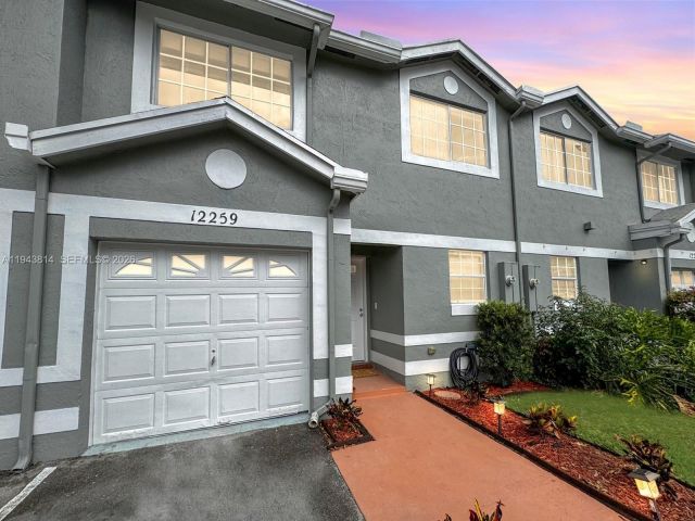 3-bedroom home for sale in Cooper City - 12259 SW 49th Ct - MondialRealty