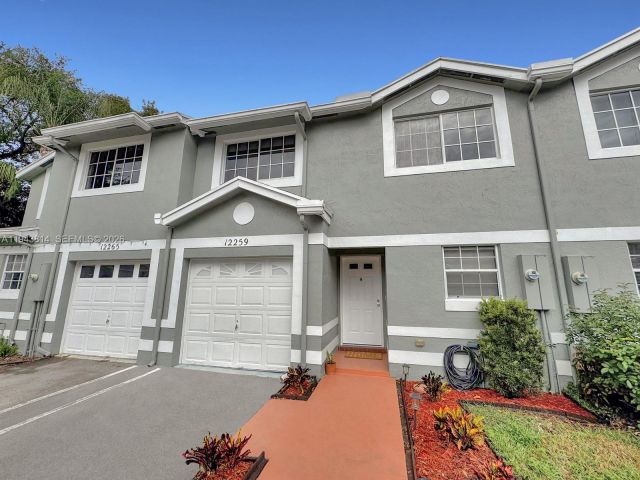 3-bedroom home for sale in Cooper City - 12259 SW 49th Ct - MondialRealty