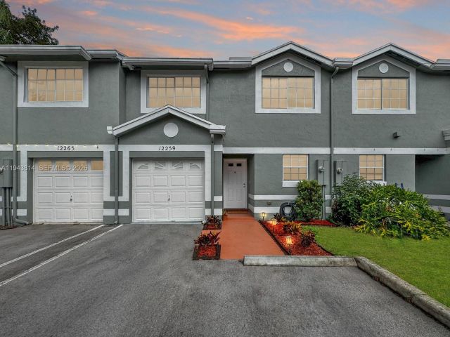 3-bedroom home for sale in Cooper City - 12259 SW 49th Ct - MondialRealty