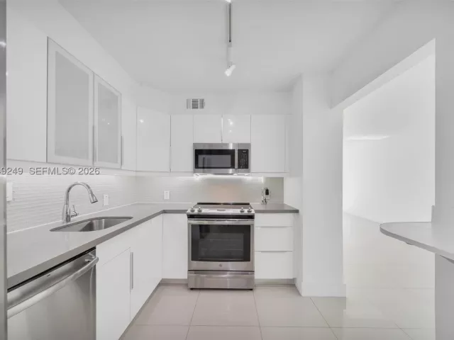 2-bedroom condo for sale in Sunny Isles Beach - 100 Bayview Dr 408 - MondialRealty