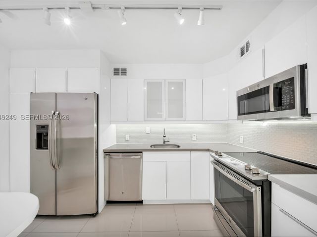 2-bedroom condo for sale in Sunny Isles Beach - 100 Bayview Dr 408 - MondialRealty