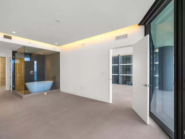 4-bedroom condo for sale in Miami - 700 NE 24th Street 4601 - MondialRealty