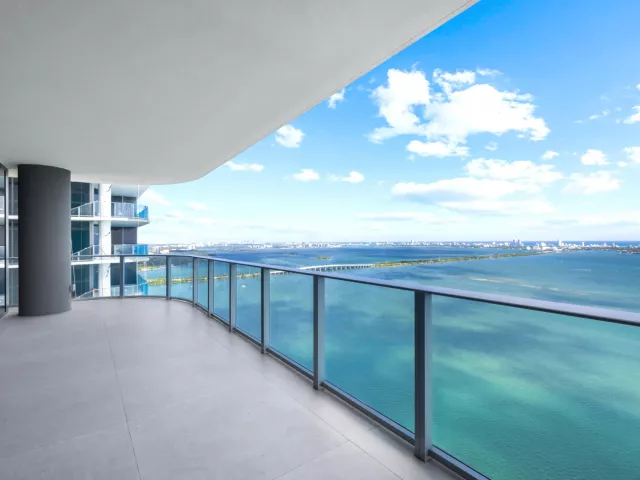 4-bedroom condo for sale in Miami - 700 NE 24th Street 4601 - MondialRealty