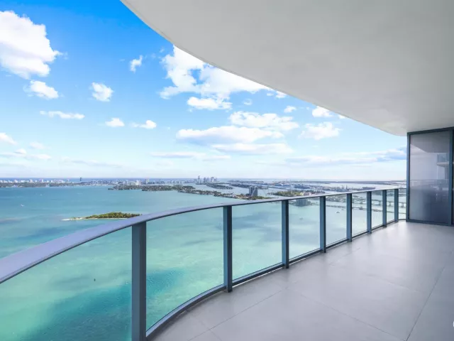 4-bedroom condo for sale in Miami - 700 NE 24th Street 4601 - MondialRealty