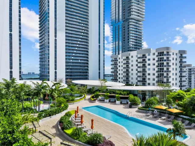 4-bedroom condo for sale in Miami - 700 NE 24th Street 4601 - MondialRealty