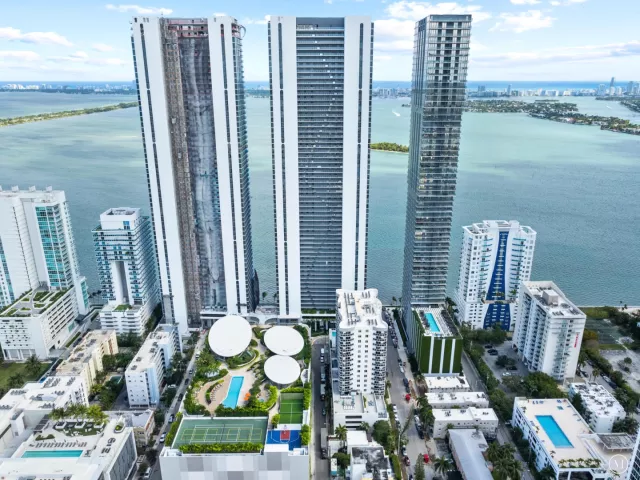 4-bedroom condo for sale in Miami - 700 NE 24th Street 4601 - MondialRealty