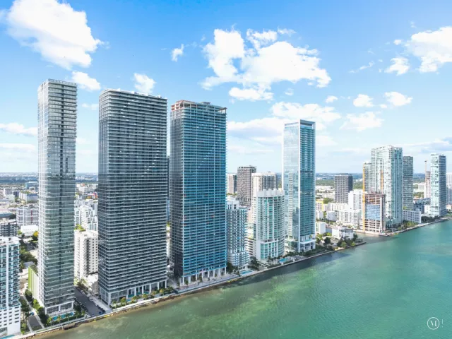 4-bedroom condo for sale in Miami - 700 NE 24th Street 4601 - MondialRealty