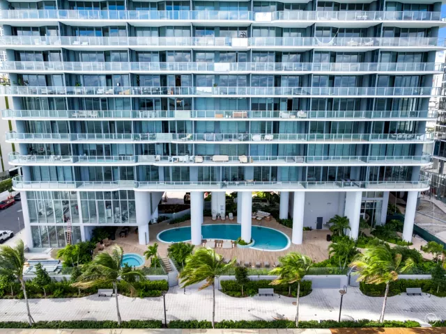 4-bedroom condo for sale in Miami - 700 NE 24th Street 4601 - MondialRealty