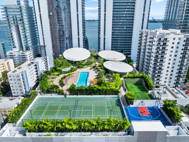 4-bedroom condo for sale in Miami - 700 NE 24th Street 4601 - MondialRealty
