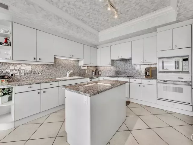 2-bedroom condo for sale in Bal Harbour - 10101 Collins Ave 16B - MondialRealty