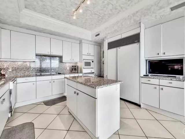 2-bedroom condo for sale in Bal Harbour - 10101 Collins Ave 16B - MondialRealty