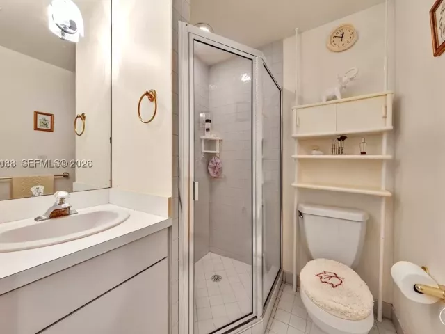 2-bedroom condo for sale in Bal Harbour - 10101 Collins Ave 16B - MondialRealty