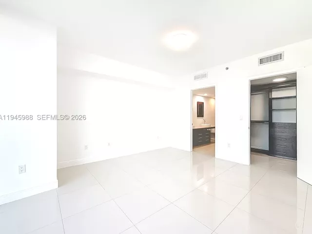 2-bedroom condo for rent in Miami - 475 Brickell Ave 4215 - MondialRealty