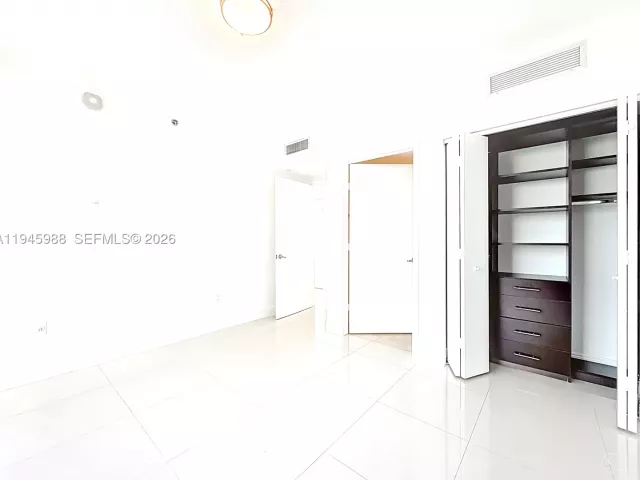 2-bedroom condo for rent in Miami - 475 Brickell Ave 4215 - MondialRealty