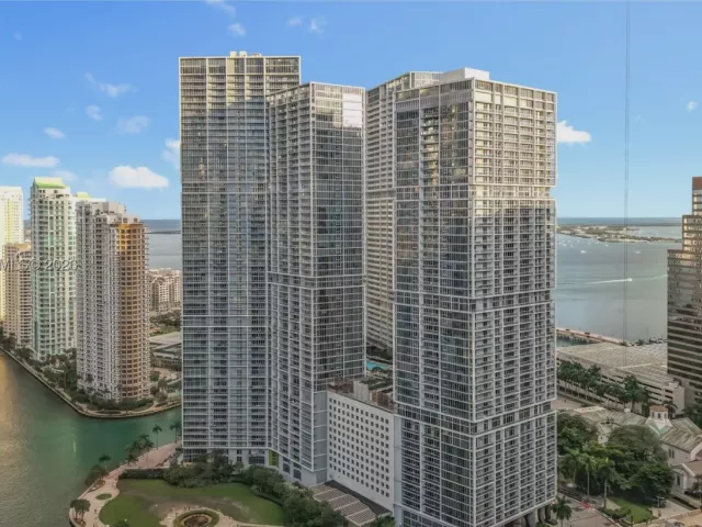 2-bedroom condo for rent in Miami - 475 Brickell Ave 4215 - MondialRealty