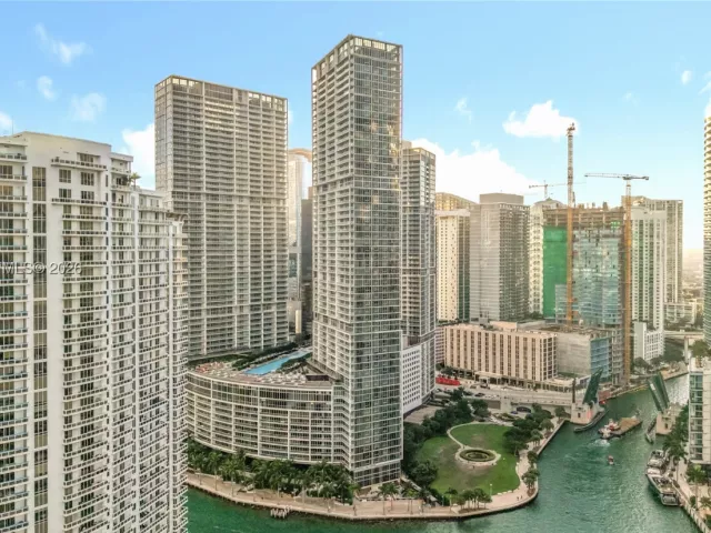 2-bedroom condo for rent in Miami - 475 Brickell Ave 4215 - MondialRealty