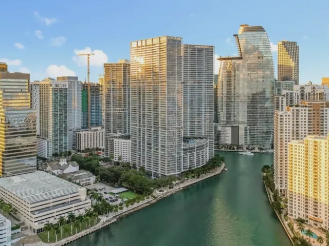 2-bedroom condo for rent in Miami - 475 Brickell Ave 4215 - MondialRealty