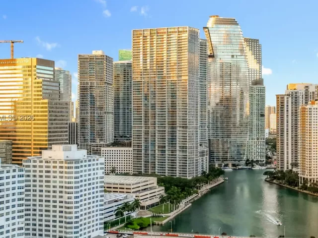 2-bedroom condo for rent in Miami - 475 Brickell Ave 4215 - MondialRealty