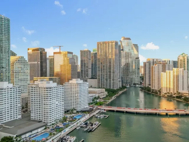 2-bedroom condo for rent in Miami - 475 Brickell Ave 4215 - MondialRealty