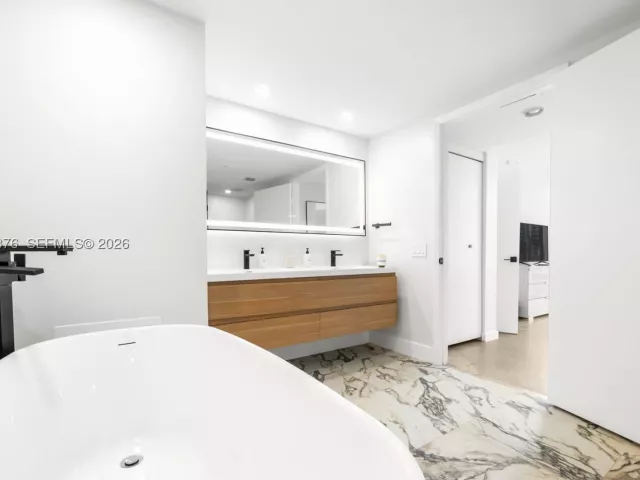 2-bedroom condo for sale in Miami - 485 Brickell Ave 1804 - MondialRealty