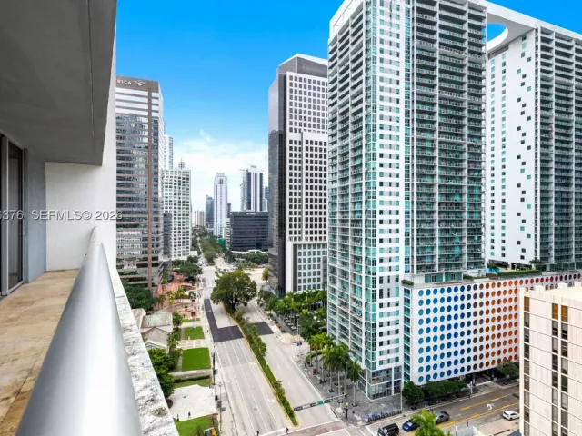 2-bedroom condo for sale in Miami - 485 Brickell Ave 1804 - MondialRealty