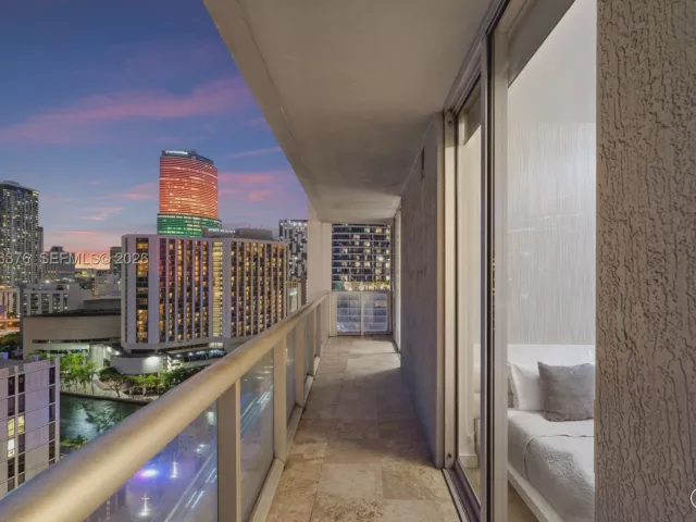 2-bedroom condo for sale in Miami - 485 Brickell Ave 1804 - MondialRealty