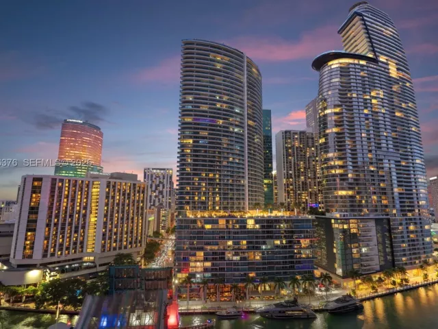 2-bedroom condo for sale in Miami - 485 Brickell Ave 1804 - MondialRealty