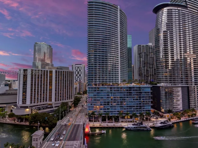 2-bedroom condo for sale in Miami - 485 Brickell Ave 1804 - MondialRealty