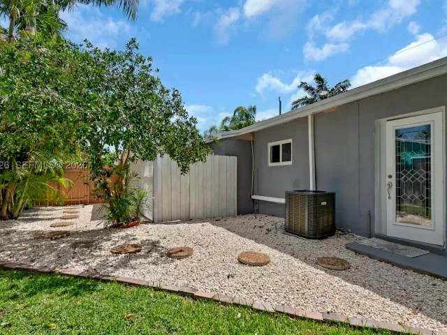 4-bedroom home for sale in Miami - 9710 SW SW 161 ST - MondialRealty