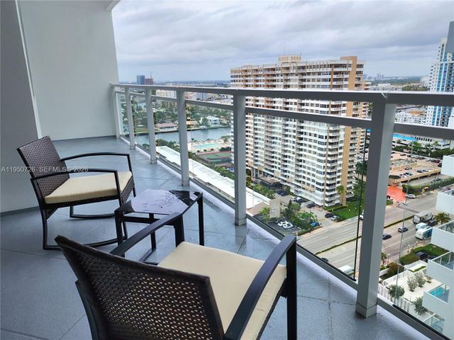 2-bedroom condo for sale in Hallandale Beach - 2030 S Ocean Dr Penthouse 2204 - MondialRealty